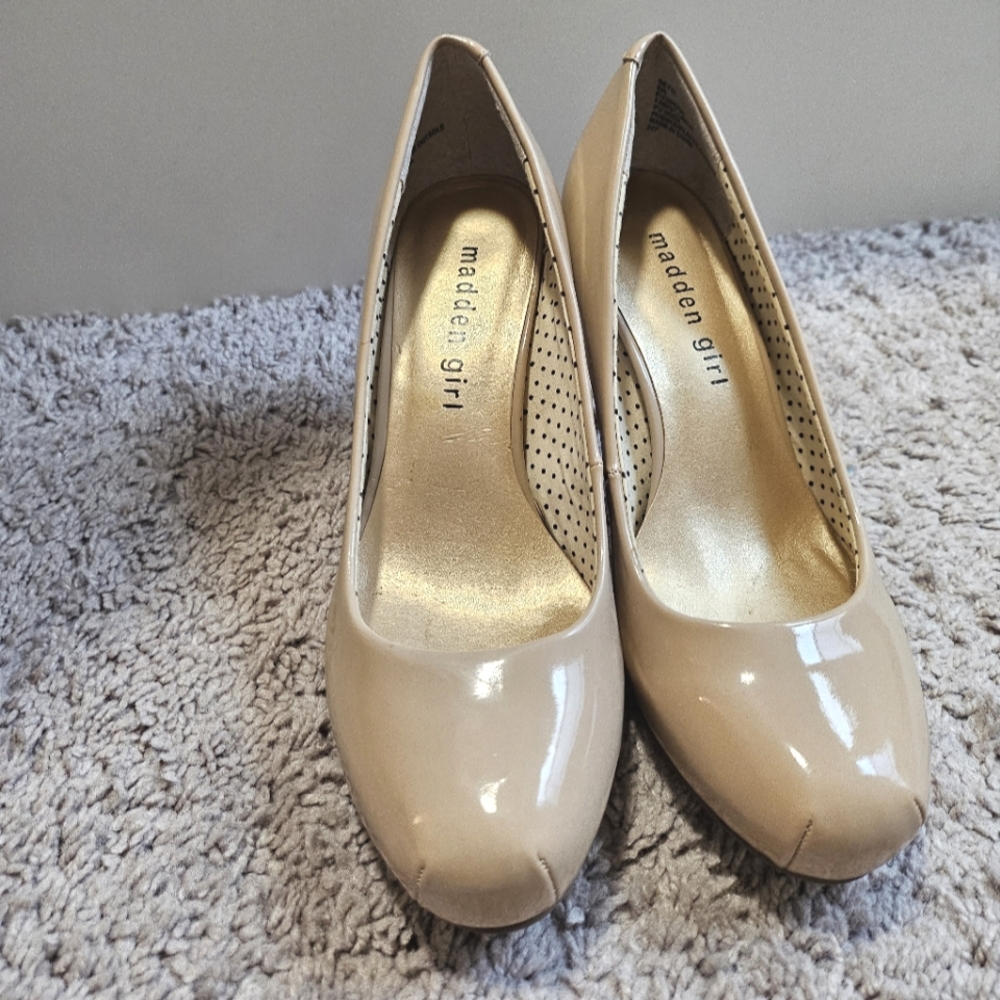 Nude Pumps